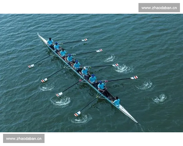 激烈赛艇竞技展风采 水上英勇角逐引热议